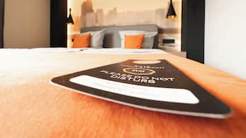 1 bedroom, premium bedding, desk, laptop workspace