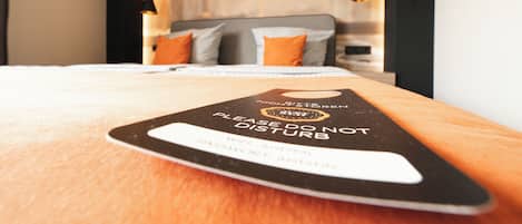 1 bedroom, premium bedding, desk, laptop workspace