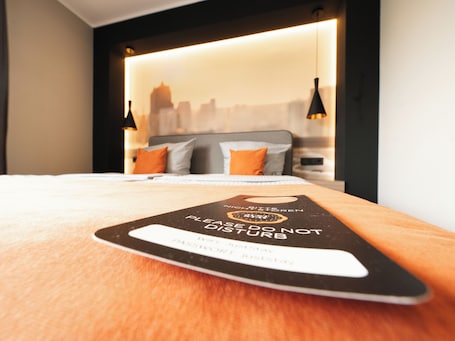 1 bedroom, premium bedding, desk, laptop workspace