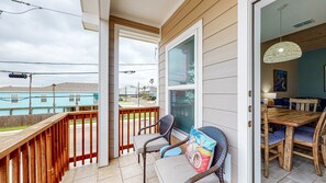 Relax on the balcony with a view of the surrounding houses and enjoy the dining area with a large window.