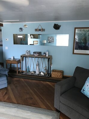 Smart TV, DVD player, books -  Secluded Florida Beach Bungalow SNOWBIRD SPECIAL $2800  MONTH JAN. 3-31 OR FEB! (Panacea)