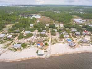 Ubicación cercana a la playa y tumbonas