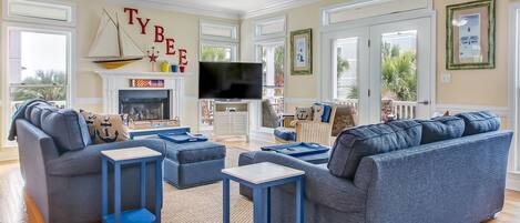 Televisio, takka, DVD-soitin, pöytäjalkapallopöytä