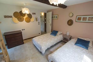 3 quartos, ferros/tábuas de passar roupa, berço de viagem