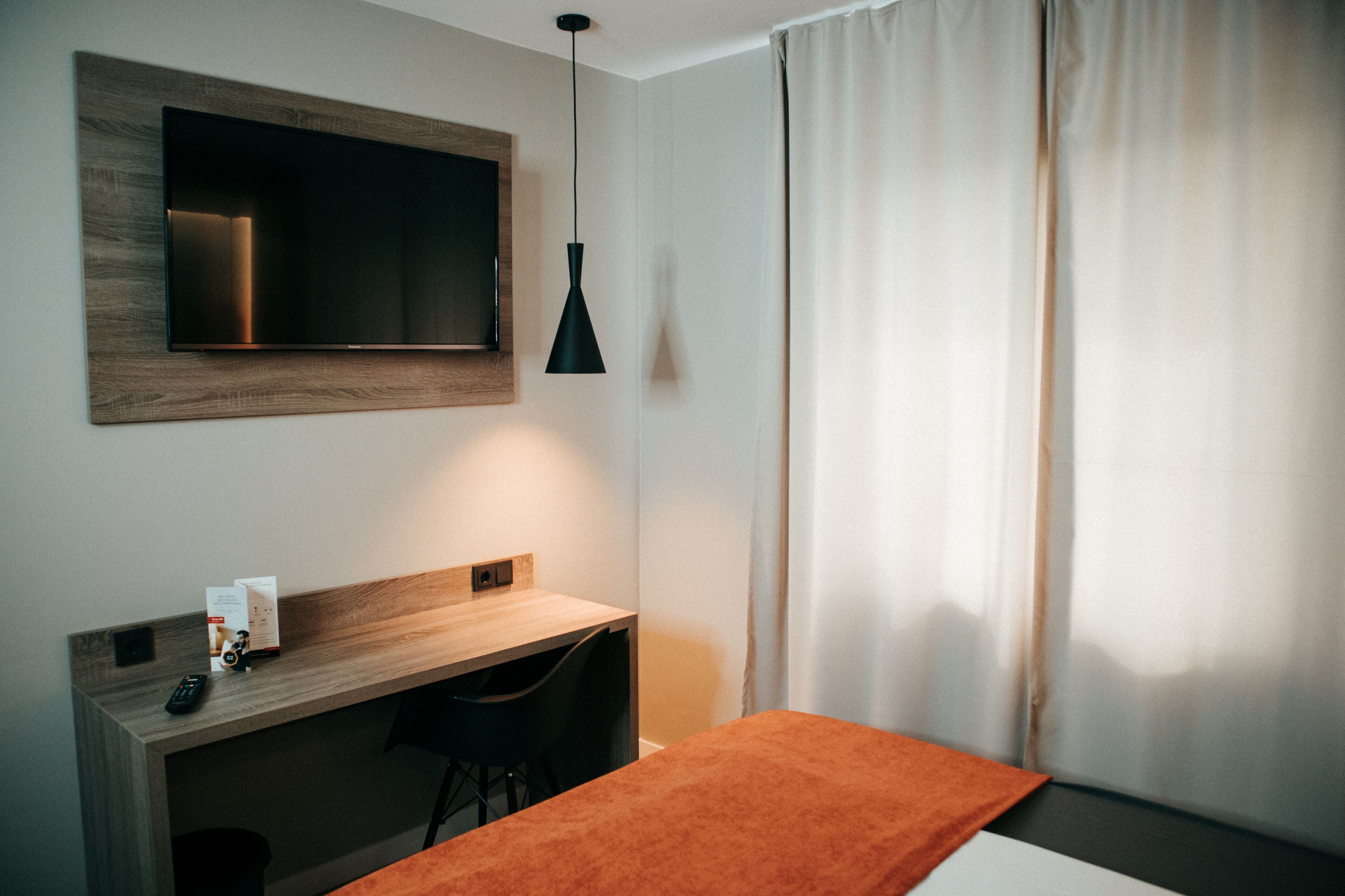Desk, laptop workspace, soundproofing, free WiFi