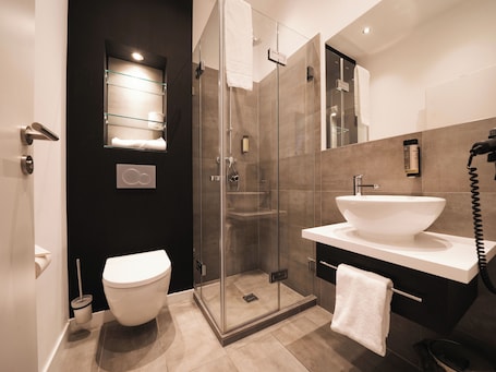 Shower, rainfall showerhead, hair dryer, towels. JustStay Grevenbroich Hotel & Apartments