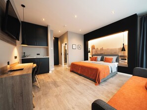 Large Studio | Desk, laptop workspace, soundproofing, free WiFi - JustStay Grevenbroich Hotel & Apartments (Grevenbroich)