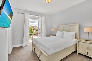 5 soverom, skrivebord, strykejern/-brett og reiseseng for barn