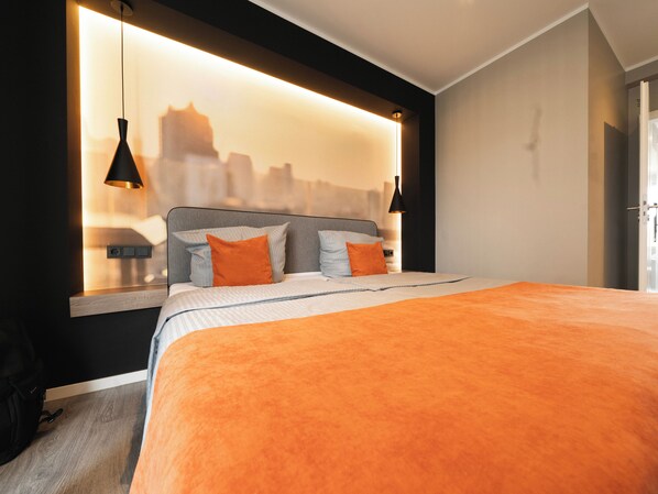 Escritorio, espacio para trabajar con laptop y insonorización 