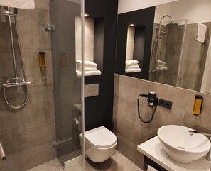 Small Studio | Bathroom | Shower, rainfall showerhead, hair dryer, towels - JustStay Solingen Hotel & Apartments (Solingen)