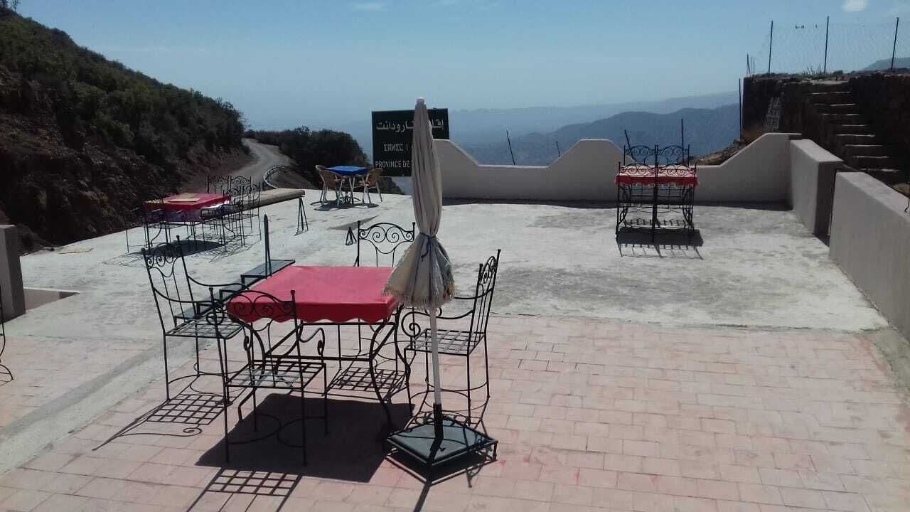 供应早餐、午餐和晚餐，地方菜