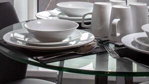 A dining area with a view of an airport and a ship in the distance. - 2 Bedrooms Sleeps 6 Near Top Blackpool Attractions (Blackpool)