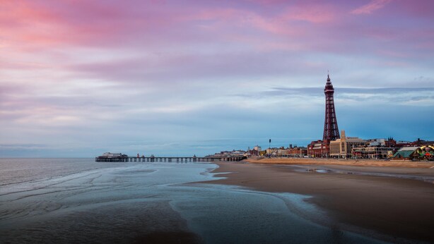 A coastal town with a prominent tower, a pier extending into the sea, and buildings along the shore. - 2 Bedrooms Sleeps 6 Near Top Blackpool Attractions (Blackpool)