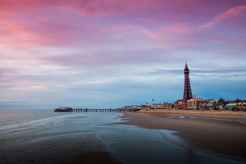 2 Bedrooms Sleeps 6 Near Top Blackpool Attractions