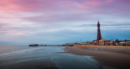 2 Bedrooms Sleeps 6 Near Top Blackpool Attractions