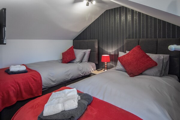 2 Bdrm Sleeps 7 Near Top Attractions Free Parking - Blackpool