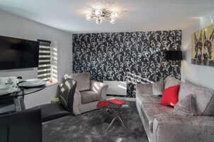 Apartment | Living room | 46-inch TV with cable channels