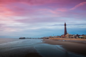 Beach - 2 Bedrooms Sleeps 7 Near Top Blackpool Attractions (Blackpool)