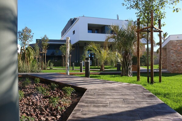 المنطقة المحيطة بالمنشأة