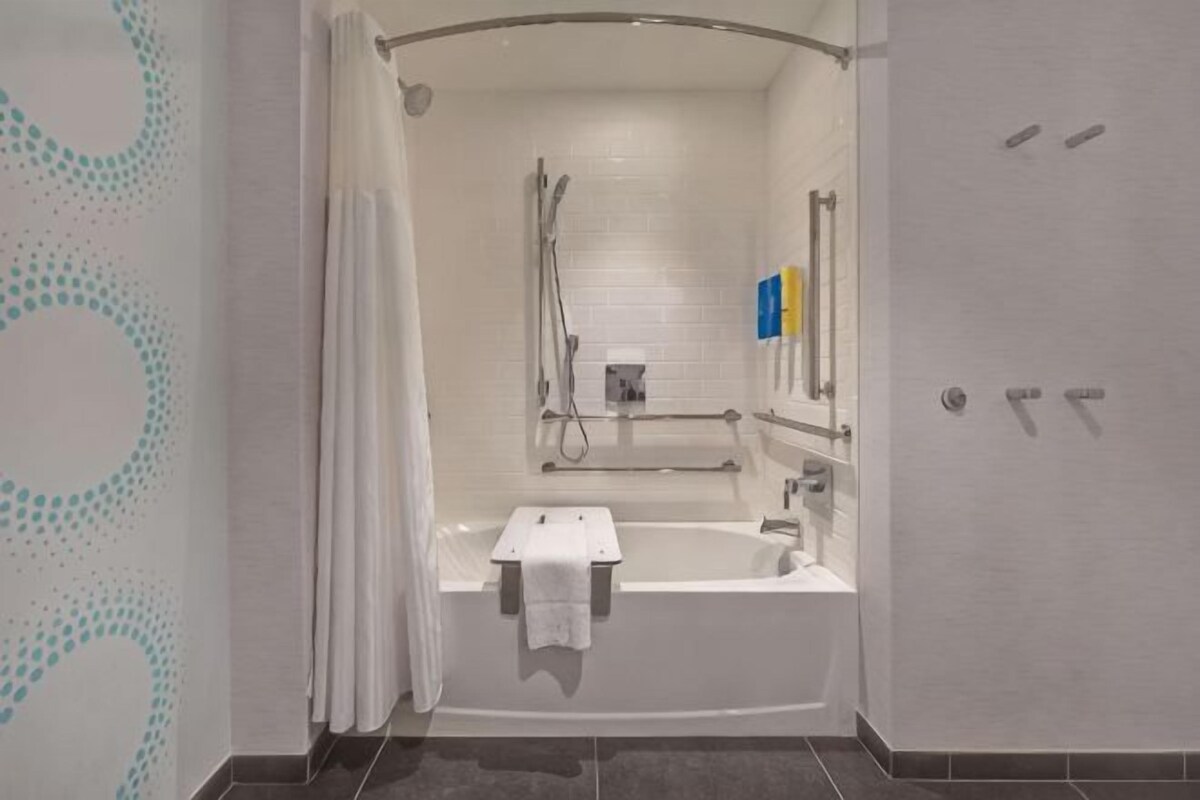 Un baño con bañera, ducha e inodoro.