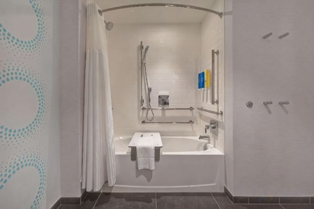 Een badkamer met een bad, een douche en een toilet.