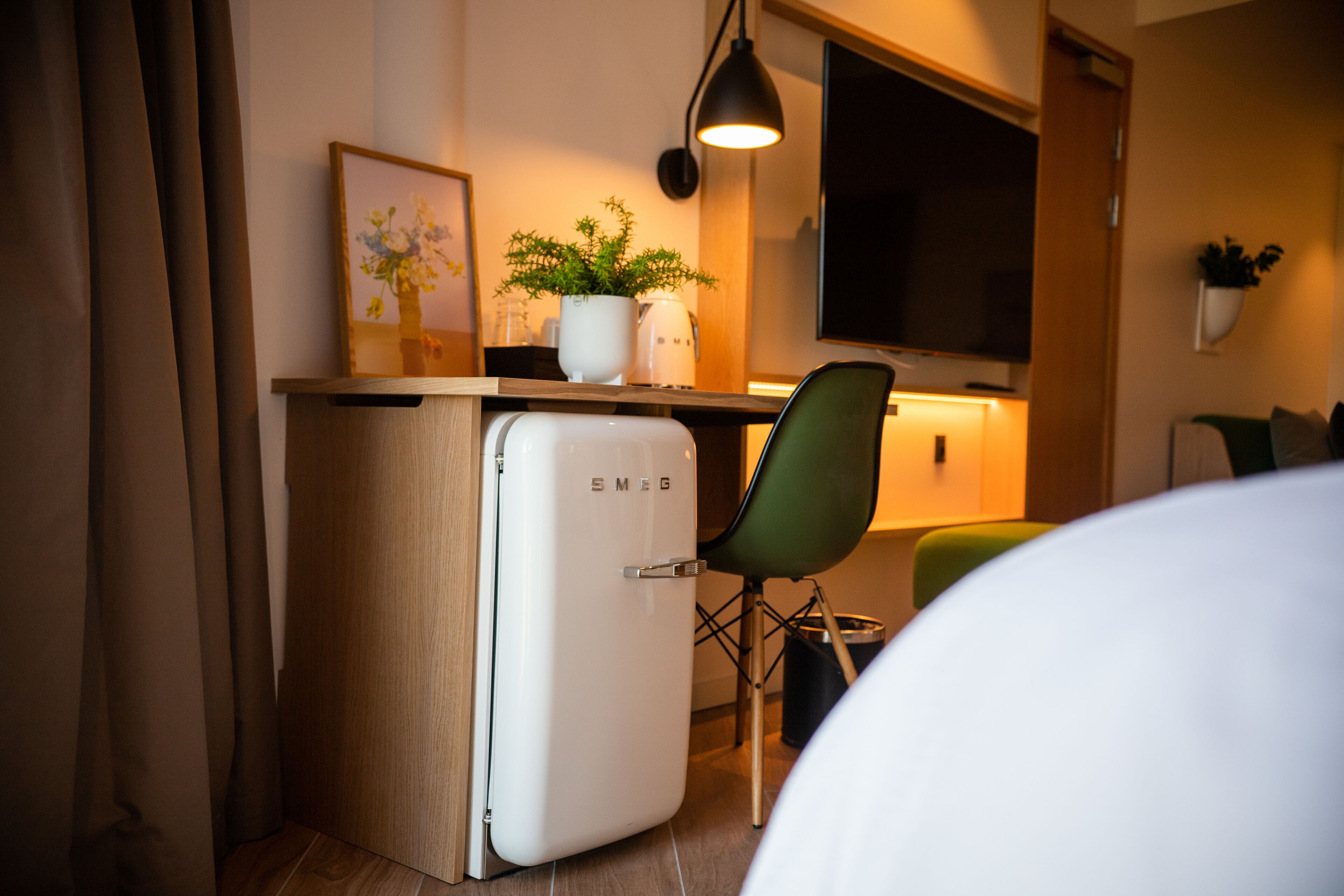 junior suite, 1 king bed | hypo-allergenic bedding, in-room safe, desk, laptop workspace