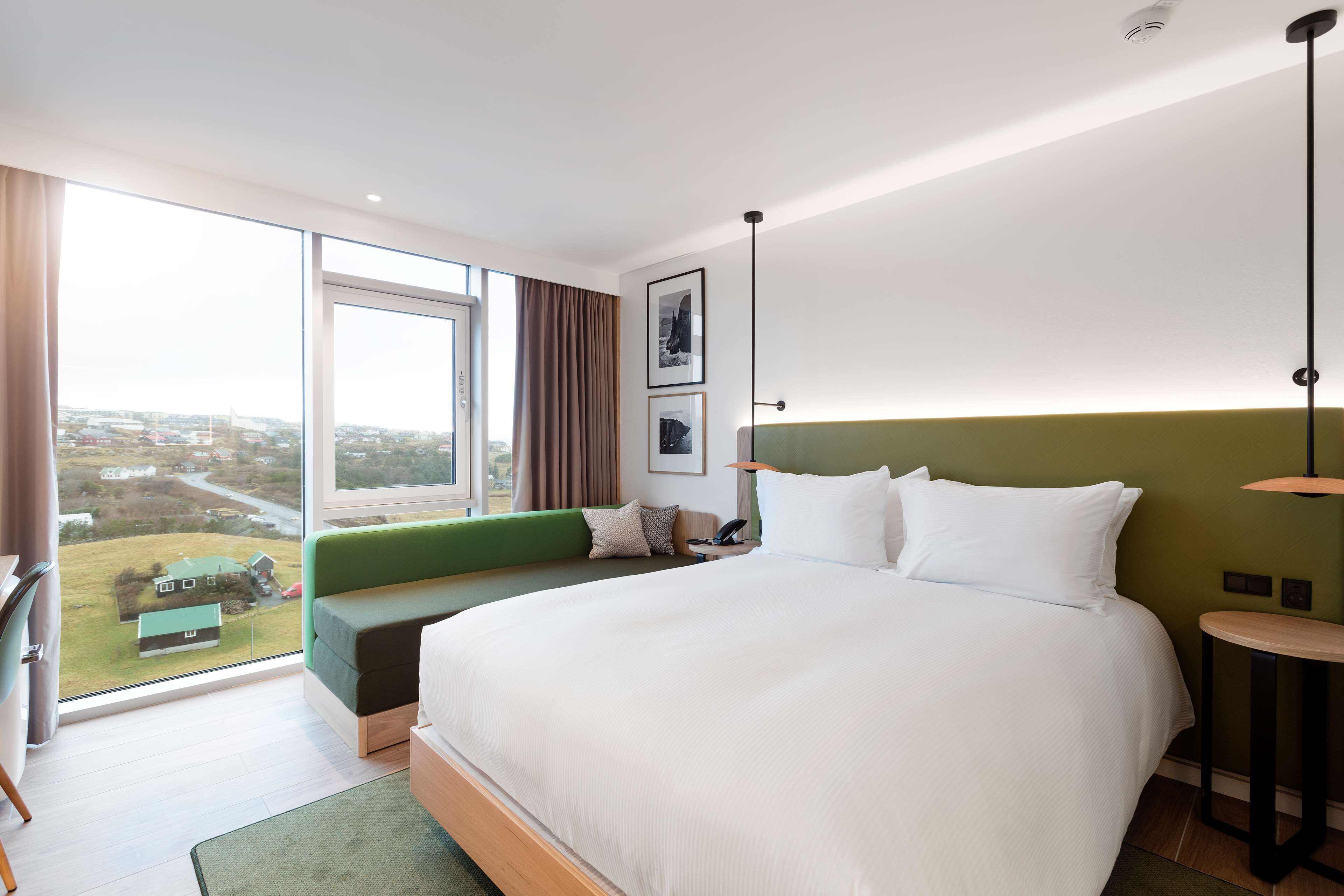 room, 1 queen bed | hypo-allergenic bedding, in-room safe, desk, laptop workspace