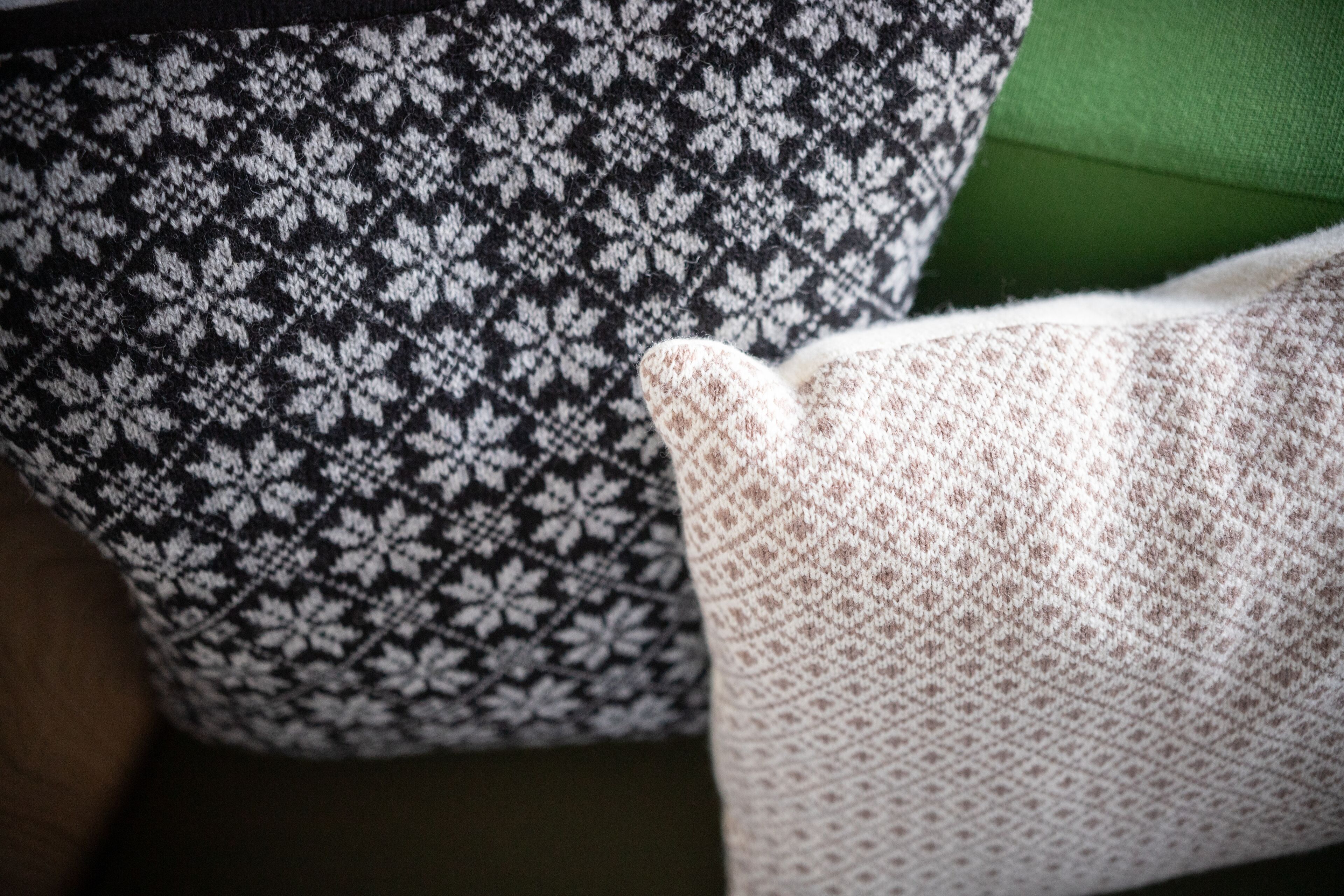 Un gros plan d’un tissu à motifs, probablement utilisé pour recouvrir un canapé ou une chaise.
