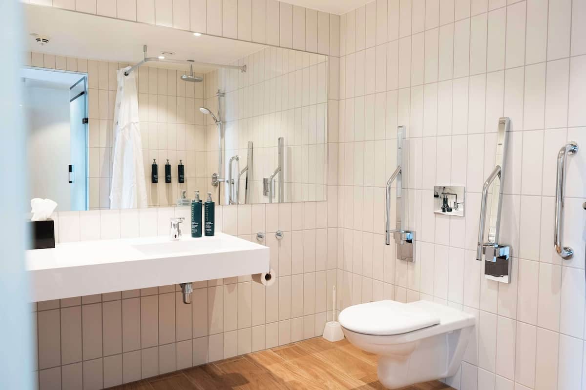 room, 1 king bed, accessible | bathroom | shower, rainfall showerhead, hair dryer, towels