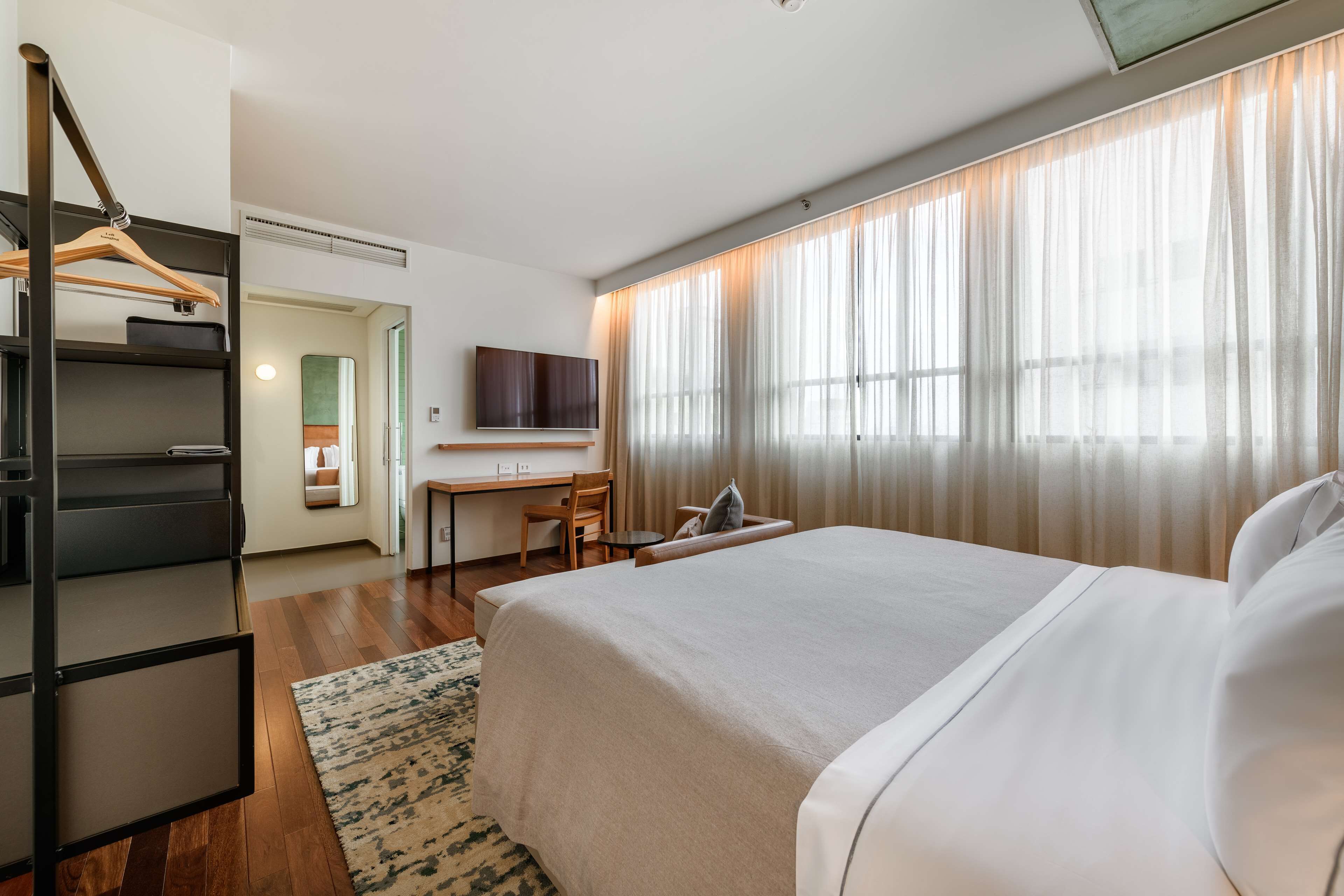 1 king bed premium room | 1 bedroom, minibar, in-room safe, desk