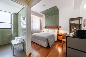 Room, 1 Katil Ratu (Queen) | Bar mini, peti besi dalam bilik, meja, ruang kerja komputer riba