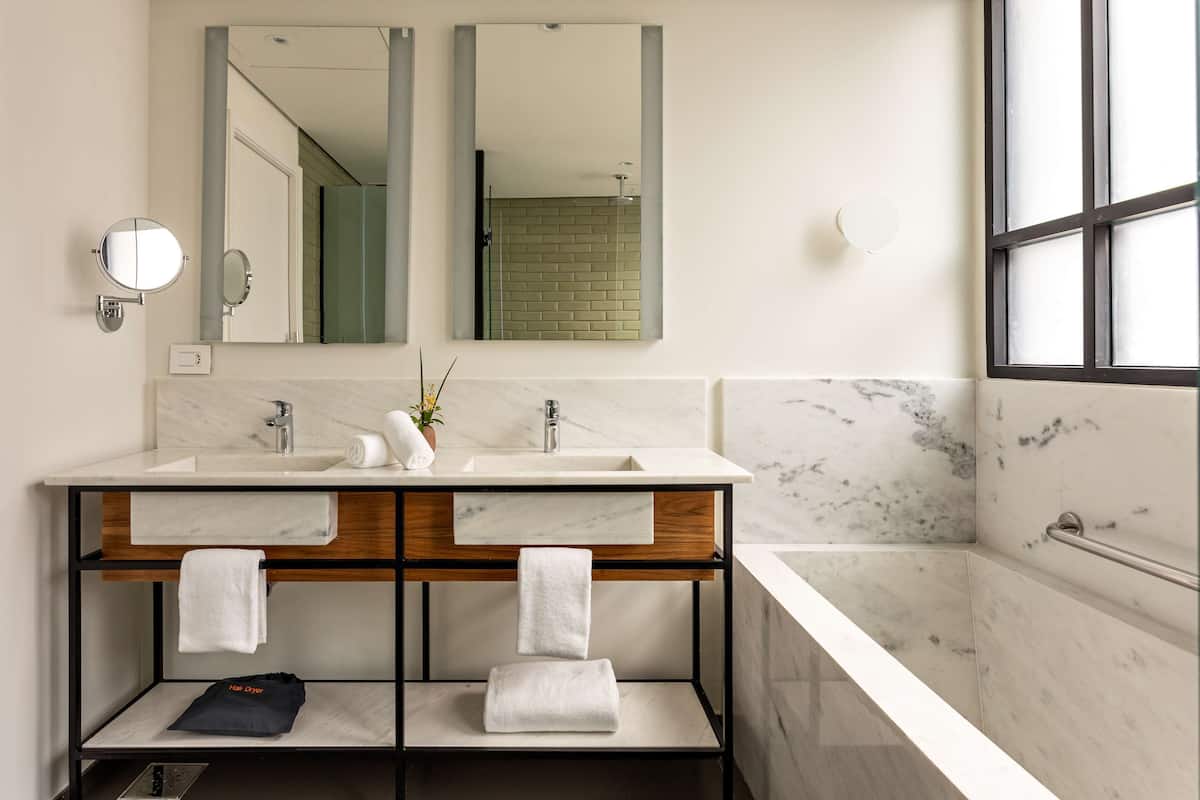 executive suite | bathroom | free toiletries, hair dryer, towels, soap