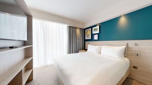 In-room safe, desk, laptop workspace, blackout drapes - Hampton by Hilton Manchester City, Northern Quarter (Manchester)