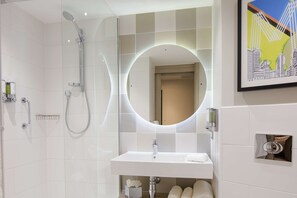 Bathroom shower - Hampton by Hilton Manchester City, Northern Quarter (Manchester)