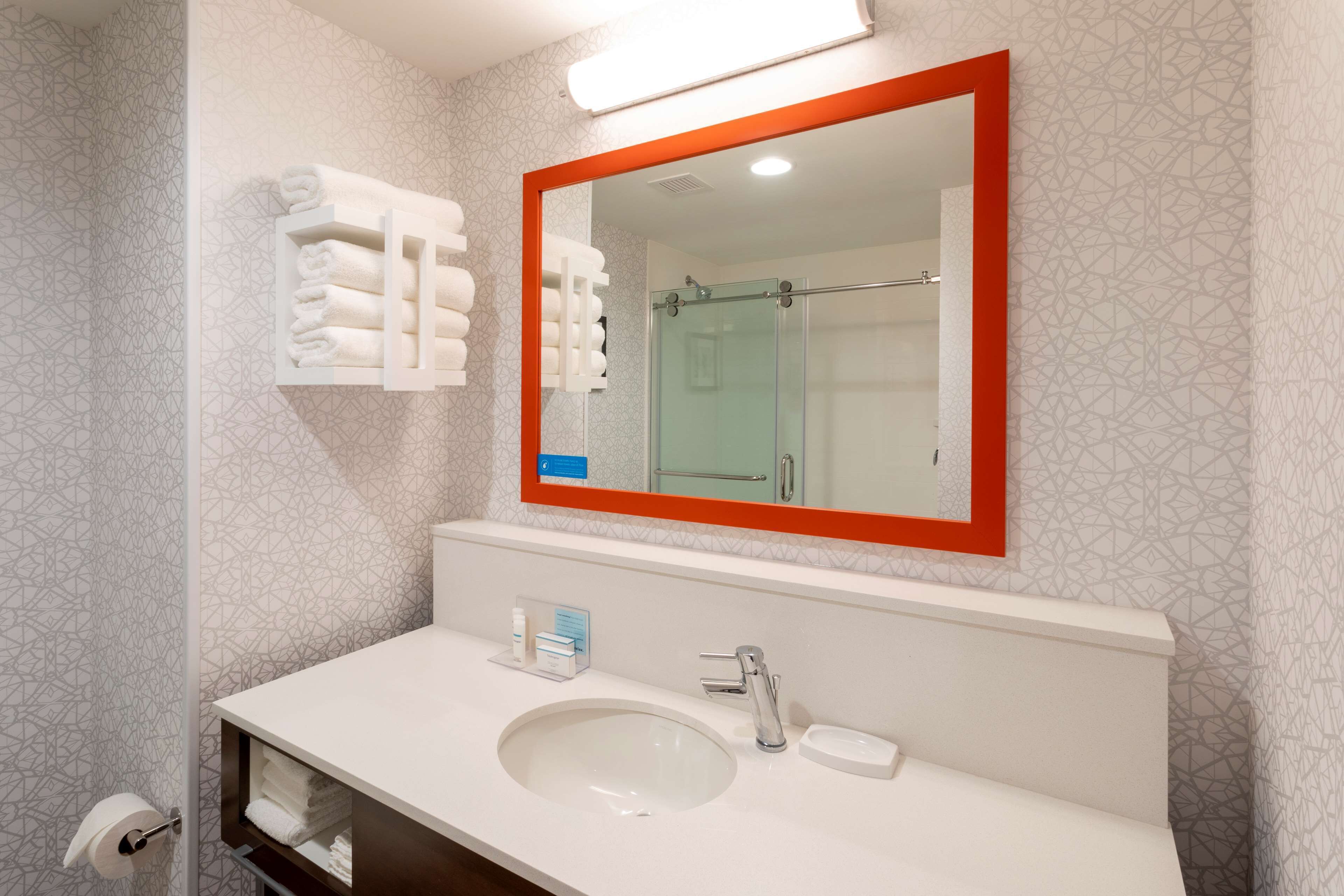 1 bedroom, premium bedding, desk, laptop workspace