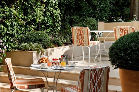 Le Belgrand Hotel Paris Champs Elysees, Tapestry by Hilton - Image 2