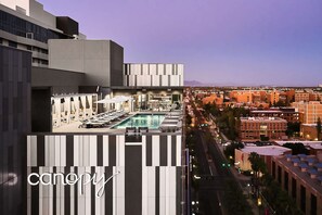 Outdoor pool, sun loungers - Canopy by Hilton Tempe Downtown (Tempe)