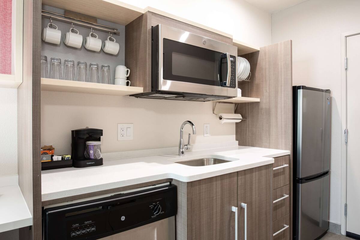studio suite, 1 king bed, non smoking | private kitchen | microwave, dishwasher, coffee/tea maker