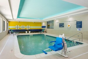 Indoor pool, sun loungers