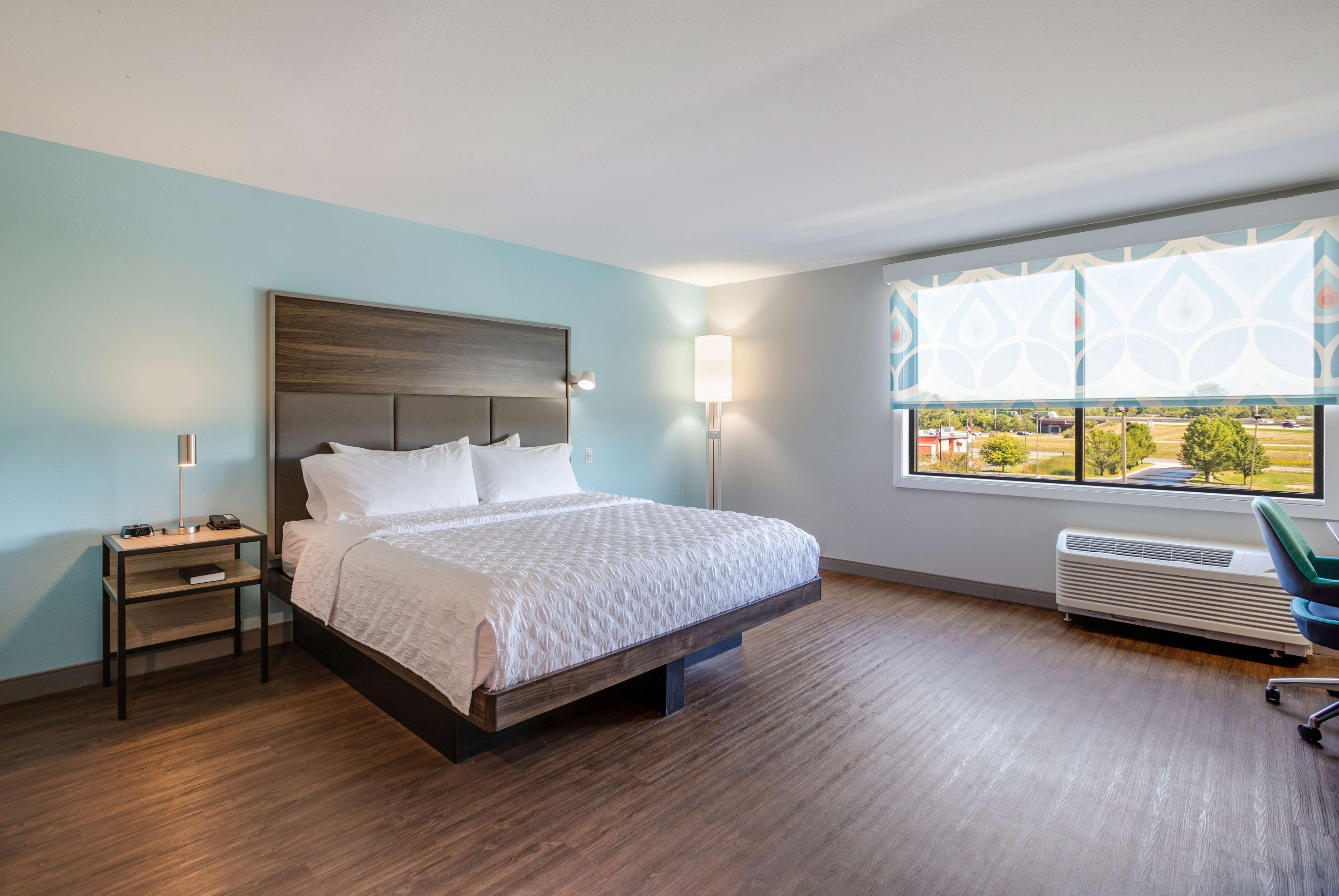 room, 1 king bed, accessible (hearing) | hypo-allergenic bedding, desk, iron/ironing board, free wifi