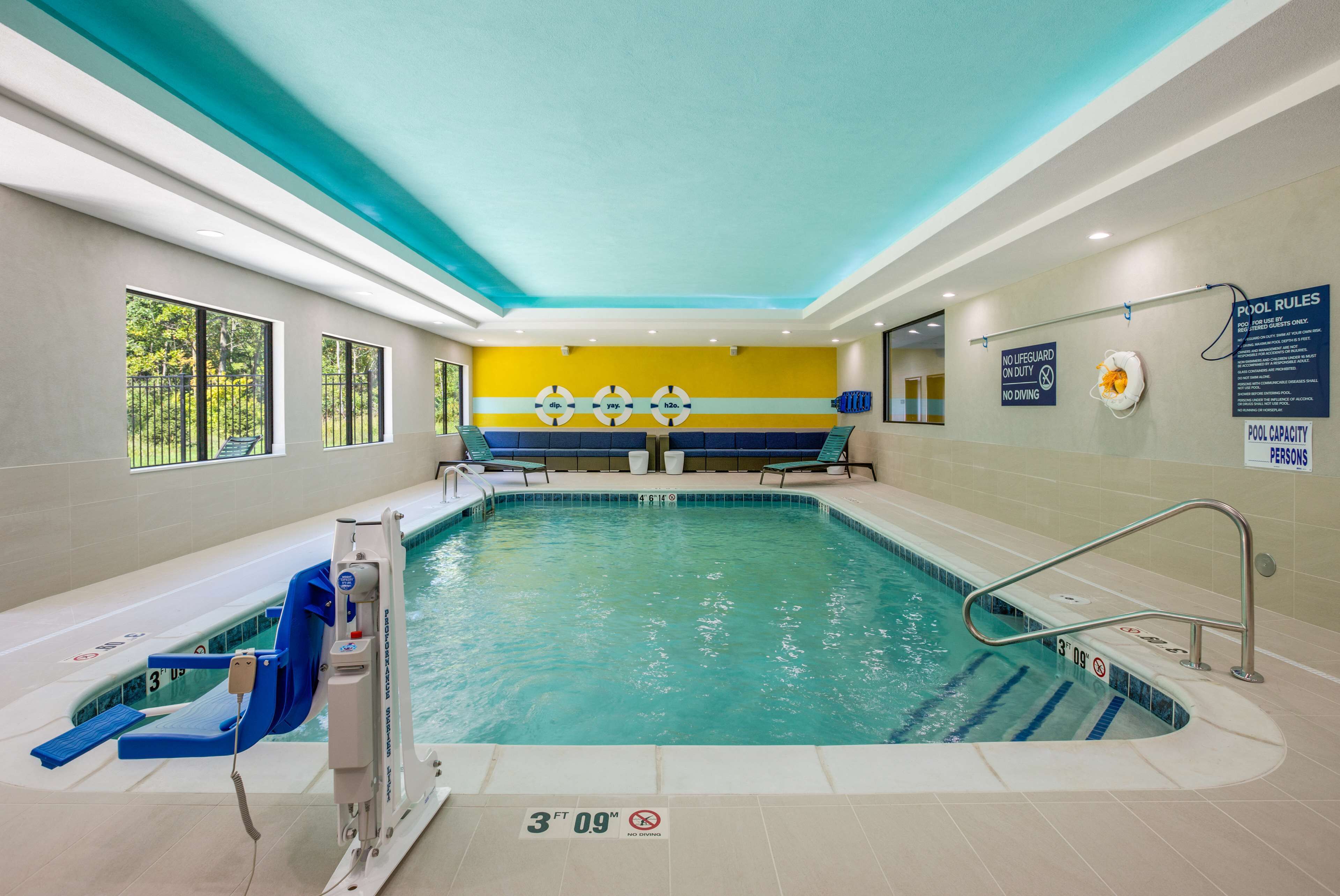 Indoor pool, sun loungers