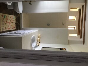 Douche, sĂšche-cheveux, bidet, serviettes fournies