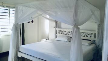 4 bedrooms, iron/ironing board, Internet, bed sheets