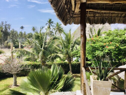 Nyumba Sara (sea front villa)