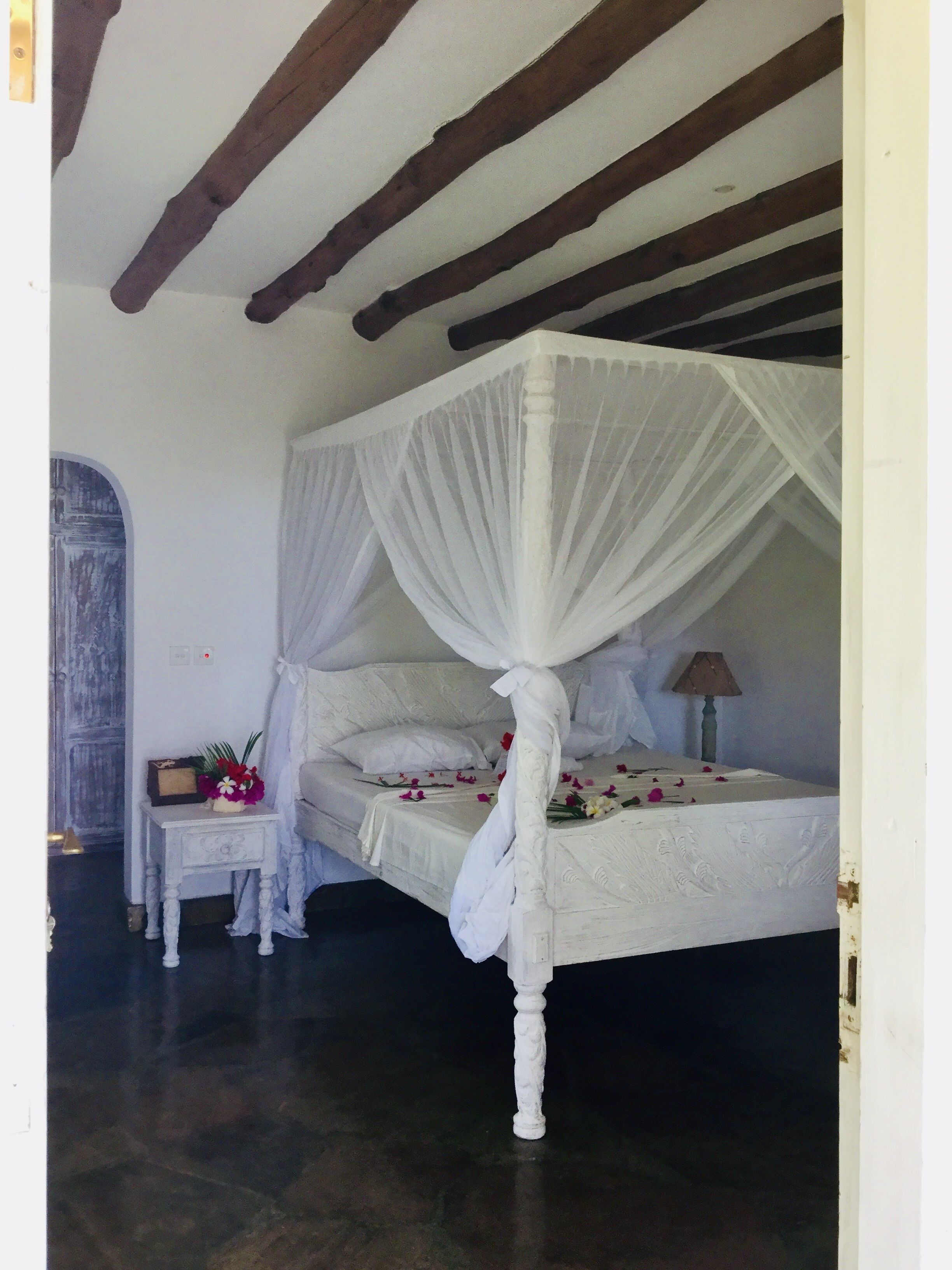 4 bedrooms, iron/ironing board, internet, bed sheets