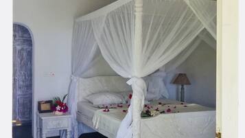 4 bedrooms, iron/ironing board, internet, bed sheets