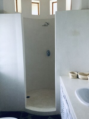 Doccia, asciugacapelli, bidet, asciugamani