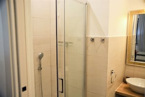 Shower, eco-friendly toiletries, hair dryer, bidet - La Piccola Perla Rooms - 102 - Sorrento Coast - in the center (Sant'Agnello)