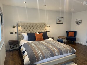 Premium bedding, pillowtop beds, in-room safe, individually decorated - Upstairs at 33 (Worcester)