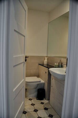 Shower, hair dryer, towels, soap - Upstairs at 33 (Worcester)